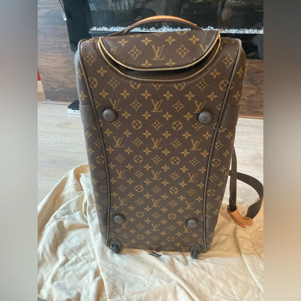 💯% Authentic Louis Vuitton Monogram Duffel Bag (carry-on) - Picture 4 of 16